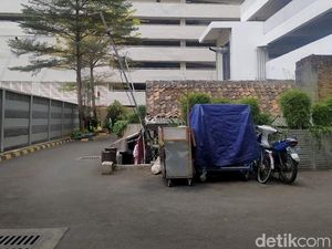 Ada Rumah Tua di Tengah Kompleks Apartemen, Berapa Harganya?
