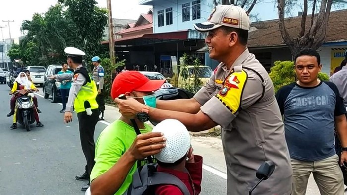 Natuna Kepri Dikepung Asap, Polres dan Pemkab Bagikan Masker