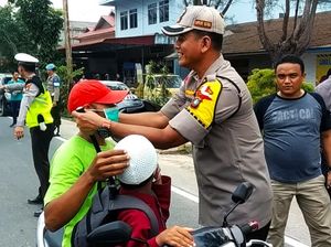 Natuna Kepri Dikepung Asap, Polres dan Pemkab Bagikan Masker