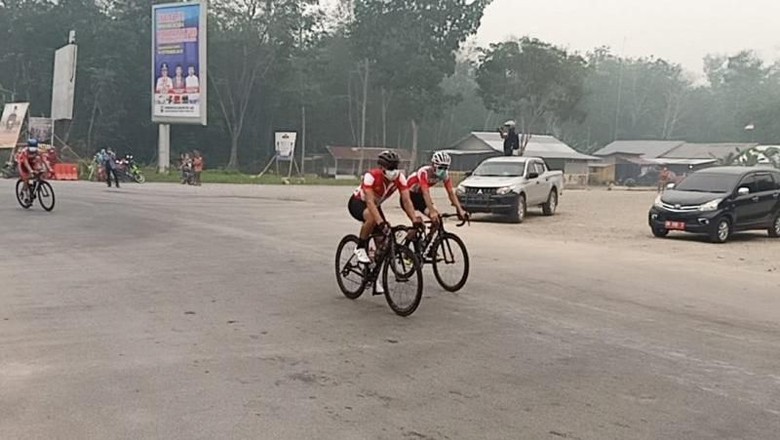 Kabut Asap Tebal, Balap Sepeda Tour de Siak Riau Dihentikan Kabut Asap Tebal, Balap Sepeda Tour de Siak Riau Dihentikan