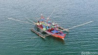 Agar hewan laut hasil tangkapan tetap segar selama para nelayan tengah berlayar di laut lepas, mereka pun mempersiapkan es batu di dalam kapal.
