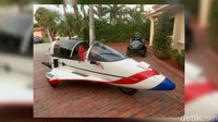 Motor ini terdaftar sebagai motor roda tiga meski sebenarnya secara total memliki 4 roda. Dua roda berada di posisi depan dan belakang seperti motor. Dua roda lainnya berada di ujung sayap yang membentang di sisi motor. Foto: Pool (Rideapart)