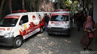 DPP Gerindra menyumbangkan 10 ambulans kepada warga di Kawasan Kebon Jeruk, Jakarta Barat,  Sabtu (21/9/2019).