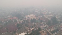 Foto udara kawasan Kota Jambi yang diselimuti oleh kabut asap dari karhutla di Jambi. Antara Foto/Wahdi Septiawan.