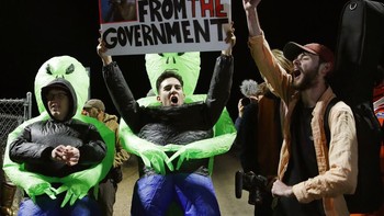 Save ET (alien) dari pemerintah, kata mereka. Foto: AP