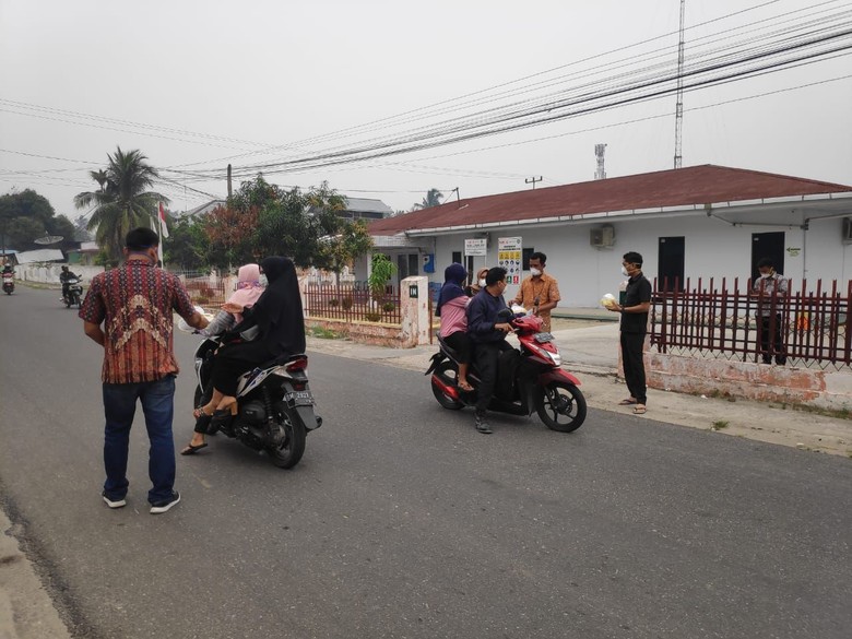 Bagikan Masker, Puluhan Karyawan Hutama Karya Turun ke Jalan Bagikan Masker, Puluhan Karyawan Hutama Karya Turun ke Jalan