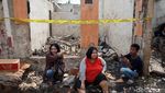 Mengais Sisa-sisa di Puing Kebakaran Permukiman Jatinegara