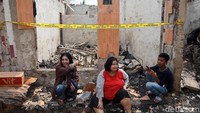 Kebakaran tersebut melanda dua kelurahan, Balimester dan Rawabunga. Total ada 129 rumah yang terbakar.