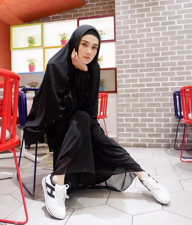 Di balik pakaian syari-nya yang panjang, Mulan ternyata lebih sering mengenakan sneakers. Inilah gayanya yang serba hitam dengan sepatu sneakers.  Foto: dok. Instagram @mulanjameela1