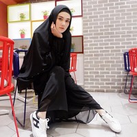 Di balik pakaian syari-nya yang panjang, Mulan ternyata lebih sering mengenakan sneakers. Inilah gayanya yang serba hitam dengan sepatu sneakers.  Foto: dok. Instagram @mulanjameela1