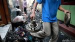 Mengais Sisa-sisa di Puing Kebakaran Permukiman Jatinegara