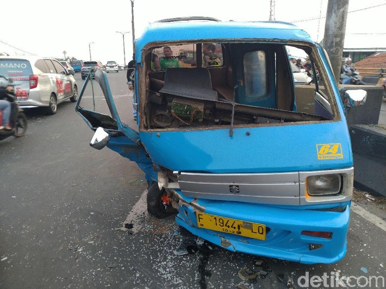 Angkot Tabrak Pembatas Jalan Lalu Serempet Motor di Cibinong, 4 Orang Luka Angkot Tabrak Pembatas Jalan Lalu Serempet Motor di Cibinong, 4 Orang Luka