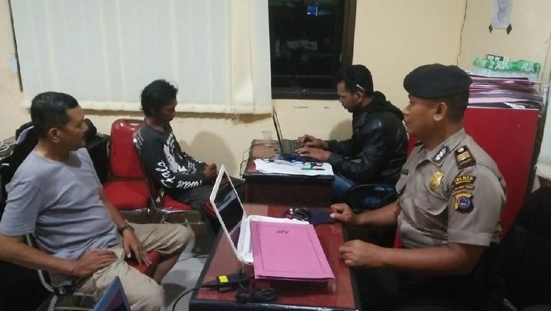 Cemburu, Suami Bacok Istri Hingga Tewas Cemburu, Suami Bacok Istri Hingga Tewas