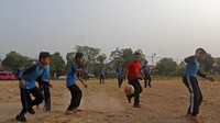 Sejumlah murid sekolah dasar bermain bola tanpa menggunakan masker di sebuah lapangan terbuka, Kecamatan Padang Timur, Kota Padang, Sumatera Barat, Sabtu (21/9/2019). Mereka tetap bermain bola dan tanpa menggunakan masker meski Pemerintah Provinsi Sumatera Barat telah mengeluarkan surat edaran pada kabupaten/kota untuk mengurangi aktivitas di luar ruangan karena kabut asap kiriman dari selatan dan tenggara Sumatera. Antara Foto/Muhammad Arif Pribadi.