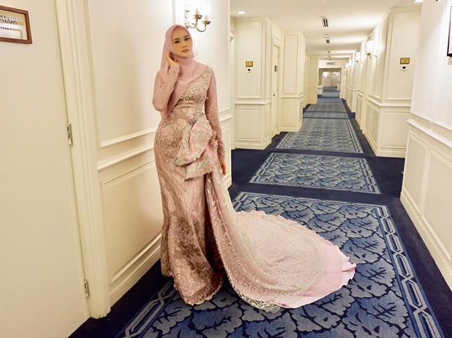 Meski sudah tampil syari namun Mulan menunjukkan bahwa masih bisa tampil stylish. Tampil dengan gaun pink yang menyapu lantai, Mulan menggunakan jilbab yang menutup bagian dadanya.  Foto: dok. Instagram @mulanjameela1