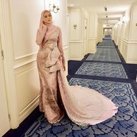 Meski sudah tampil syari namun Mulan menunjukkan bahwa masih bisa tampil stylish. Tampil dengan gaun pink yang menyapu lantai, Mulan menggunakan jilbab yang menutup bagian dadanya.  Foto: dok. Instagram @mulanjameela1