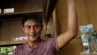 Kopi tarik ini dibuat dari kopi Arabika yang diterbangkan langsung dari Aceh lho. Para pembeli tak perlu khawatir rasa kopi akan pahit karena dapat memilih apakah kopi yang akan disajikan kopi murni tanpa gula atau kopi susu.