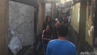 Ada dua kelurahan di Jatinegara yang mengalami kebakaran yakni di Balimester dan Rawabunga. Ini adalah potret usai kebakaran di Balimester, Jatinegara, Sabtu (21/9/2019) pagi.