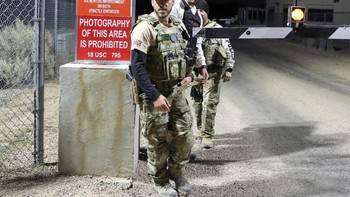 Tahun 2019, sempat terjadi kehebohan di Area 51. Diestimasi ada 2.300 orang berdatangan ke wilayah gurun di dekat Area 51 di Nevada. Banyak orang sepakat untuk ikut dalam penyerbuan Area 51 yang digagas di Facebook dengan judul Storm Area 51. Awalnya hanya candaan, undangan itu ditanggapi serius oleh banyak orang maupun aparat yang cemas ada kejadian tidak diinginkan. Foto: Reuters