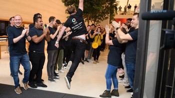 Kegembiraan tak dapat dibendung setelah Apple Store akhirnya dibuka. Foto: Getty Images