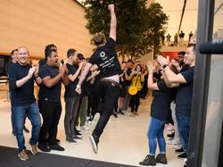 Antrean Mengular Pemuja iPhone 11 di Berbagai Negara