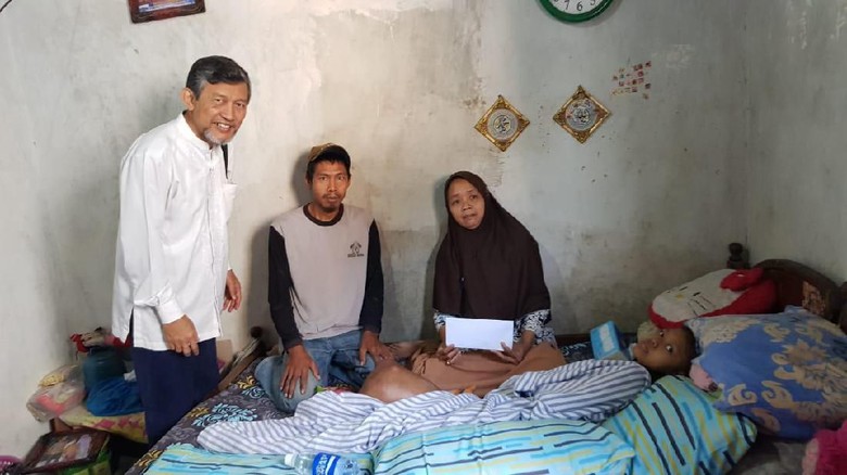Khofifah Siapkan Kaki Palsu untuk Seorang Siswi SMP yang Kanker Tulang Khofifah Siapkan Kaki Palsu untuk Seorang Siswi SMP yang Kanker Tulang