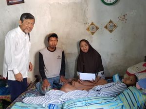 Khofifah Siapkan Kaki Palsu untuk Seorang Siswi SMP yang Kanker Tulang