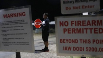 Seorang pengunjung ditangkap dan satu lagi sempat ditahan, karena dicurigai masuk ke area terlarang. Dua orang lainnya ditangkap karena alasan lain, sehingga total ada 3 orang yang masih berada dalam penjara pada saat ini. Foto: AP