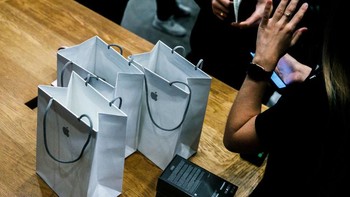 Beberapa fanboy membeli banyak iPhone 11 sekaligus. Foto: Getty Images