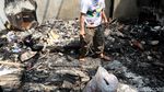 Mengais Sisa-sisa di Puing Kebakaran Permukiman Jatinegara