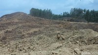 Bukan hanya itu, debu bertebaran tiap kali dilewati. Tanahnya begitu kering karena kondisi musim kemarau. Ardan Adhi Chandra/Dok. Detikcom.