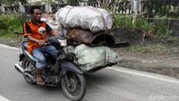 Tak hanya digunakan untuk mengantar penumpang, becak pun digunakan warga untuk mengantar barang.