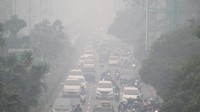 Sejumlah pengendara melintasi jalan yang diselimuti kabut asap sangat pekat di Pontianak, Kalimantan Barat, Jumat (20/9/2019). Antara Foto/Jessica Helena Wuysang.
