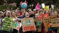 Para anak muda di Kota Kansas, Amerika Serikat, juga turut serta turun ke jalan menyuarakan aspirasi untuk peduli terhadap perubahan iklim yang kini terjadi di bumi. Istimewa/Charlie Riedel/AP Photo.