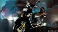 Vespa GTS Super Tech 300 menawarkan dua pilihan warna menarik yaitu Black Vulcano dan Grey Avio.  Foto: Ridwan/detikOto