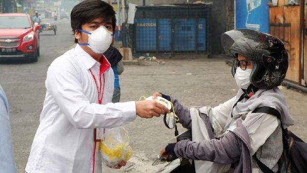 Hutama Karya distributes 1,000 N95 masks in Riau.  (Doc. Hutama Karya)