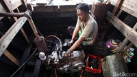 Saat angin timur datang, maka para nelayan akan bersiap untuk melaut karena mereka dapat memanen ikan dengan jumlah yang cukup banyak.