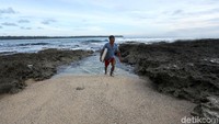 Berada di sisi Barat Provinsi Aceh, Sinabang yang merupakan bagian dari Pulau Simeulue, merupakan salah satu pulau terluar Indonesia yang menyimpan banyak potensi bahari serta pariwisata.
