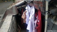 Untuk menuju ke rumahnya ini pun harus melalui jalan setapak yang menurun. Kurang lebih tujuh tahun sudah Lies berjuang bertahan hidup di tengah keterbatasan fasilitas tersebut. Meski begitu, ia tetap memilih untuk bertahan di sana.