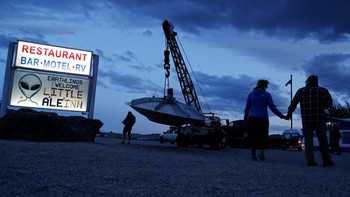 Jutaan orang sepakat untuk ikut dalam penyerbuan Area 51 yang digagas di Facebook dengan judul Storm Area 51. Awalnya hanya candaan, undangan itu ditanggapi serius oleh banyak orang maupun aparat yang cemas ada kericugan. Foto: AP
