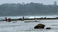 Meski begitu, Pulau Simeulue, Aceh, tak hanya menarik dengan pulau yang seperti di film animasi anak-anak Spongebob, tetapi juga menarik minat para wisatawan yang menyukai olahraga surfing. Ombak yang cukup menantang tentunya jadi magnet bagi kedatangan para wisatawan ke salah satu pulau terluar di Indonesia tersebut.