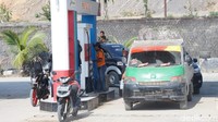 Kendaraan yang mengantre untuk mengisi BBM mulai dari motor, mobil, hingga truk