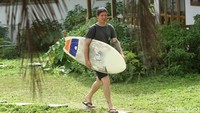 Daya tarik tersebut membuat tak sedikit wisatawan asing datang ke Pulau Simeulue, untuk bermain surfing.