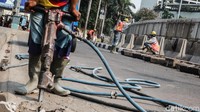 Sejumlah pekerja nampak sibuk menyelesaikan proyek pelebaran trotoar di kawasan Bundaran HI, Jakarta, Sabtu (21/9/2019).
