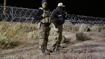 Aparat mengawasi para pengunjung agar tak sampai masuk area terlarang. Foto: AP