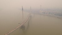 Foto dari udara Sungai Batanghari yang diselimuti kabut asap dari karhutla di Jambi, Sabtu (21/9/2019). Antara Foto/Wahdi Septiawan.