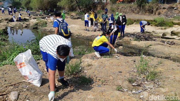 Kala Pelajar Jakarta Ikut Terjun Bersihkan Sungai di Cilebut Bogor