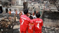 Area kebakaran itu pun kini didatangi warga untuk mengumpulkan berbagai benda berharga yang masih dapat diselamatkan. Tampak pula sejumlah petugas PPSU membersihkan puing-puing sisa kebakaran.