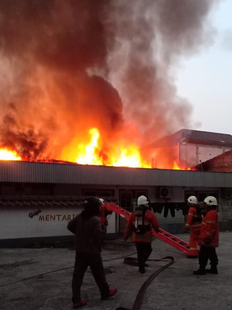 Sebuah Toko Mebel di Surabaya Ludes Terbakar Sebuah Toko Mebel di Surabaya Ludes Terbakar