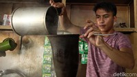 Salah satu kuliner yang tak boleh dilewatkan saat berkunjung ke Pulau Simeulue, Aceh, adalah kopi tarik.